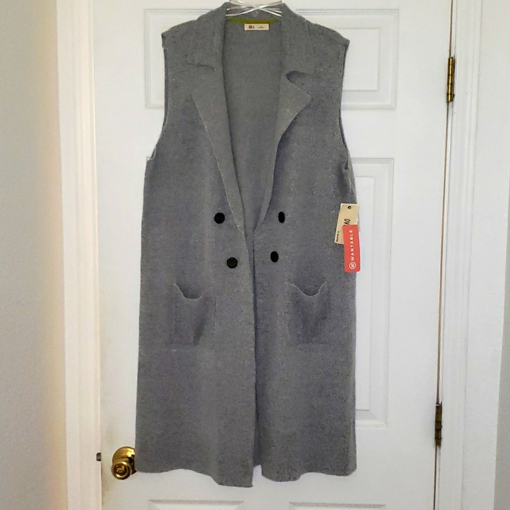 Sleeveless long vest w/ buttons and pockets